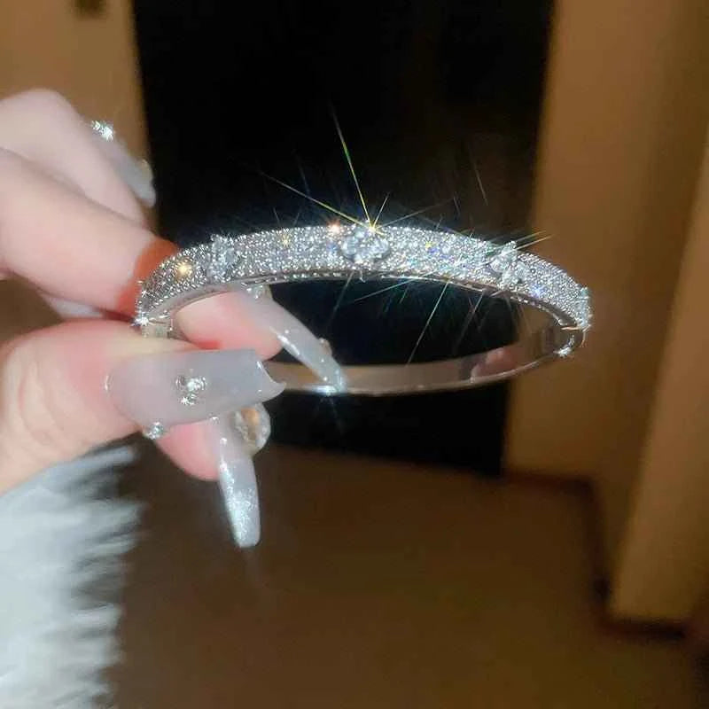 Elegant Zircon Four-Leaf Flower Bracelet – Vintage French Charm - LUCKY COLLECTION